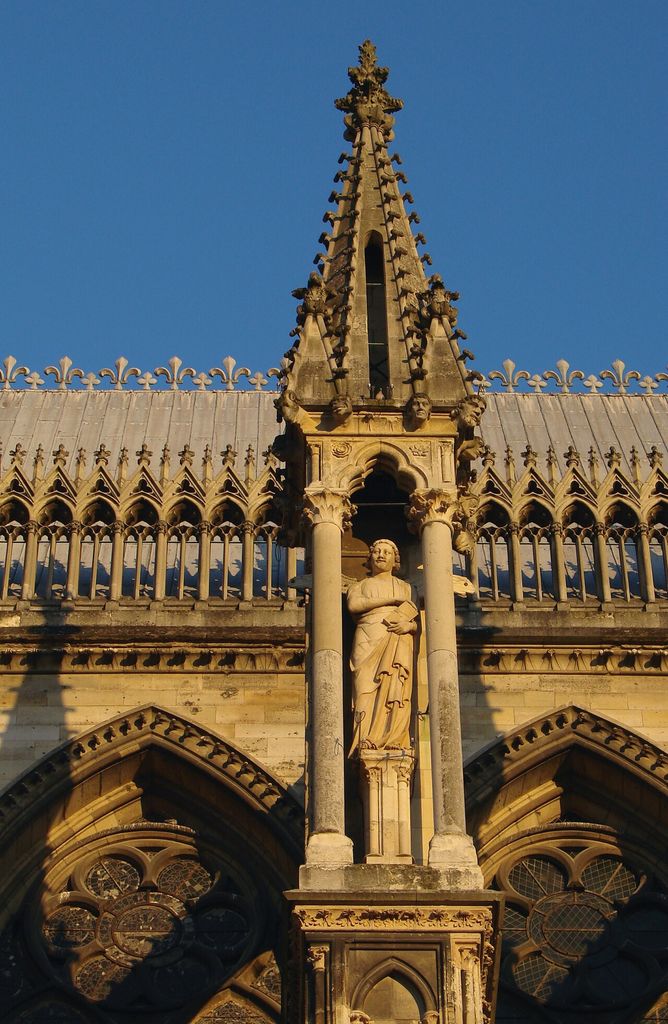 Vue de la nef côté Nord: un ange dans son pinacle, showing gothic crocket ornament.