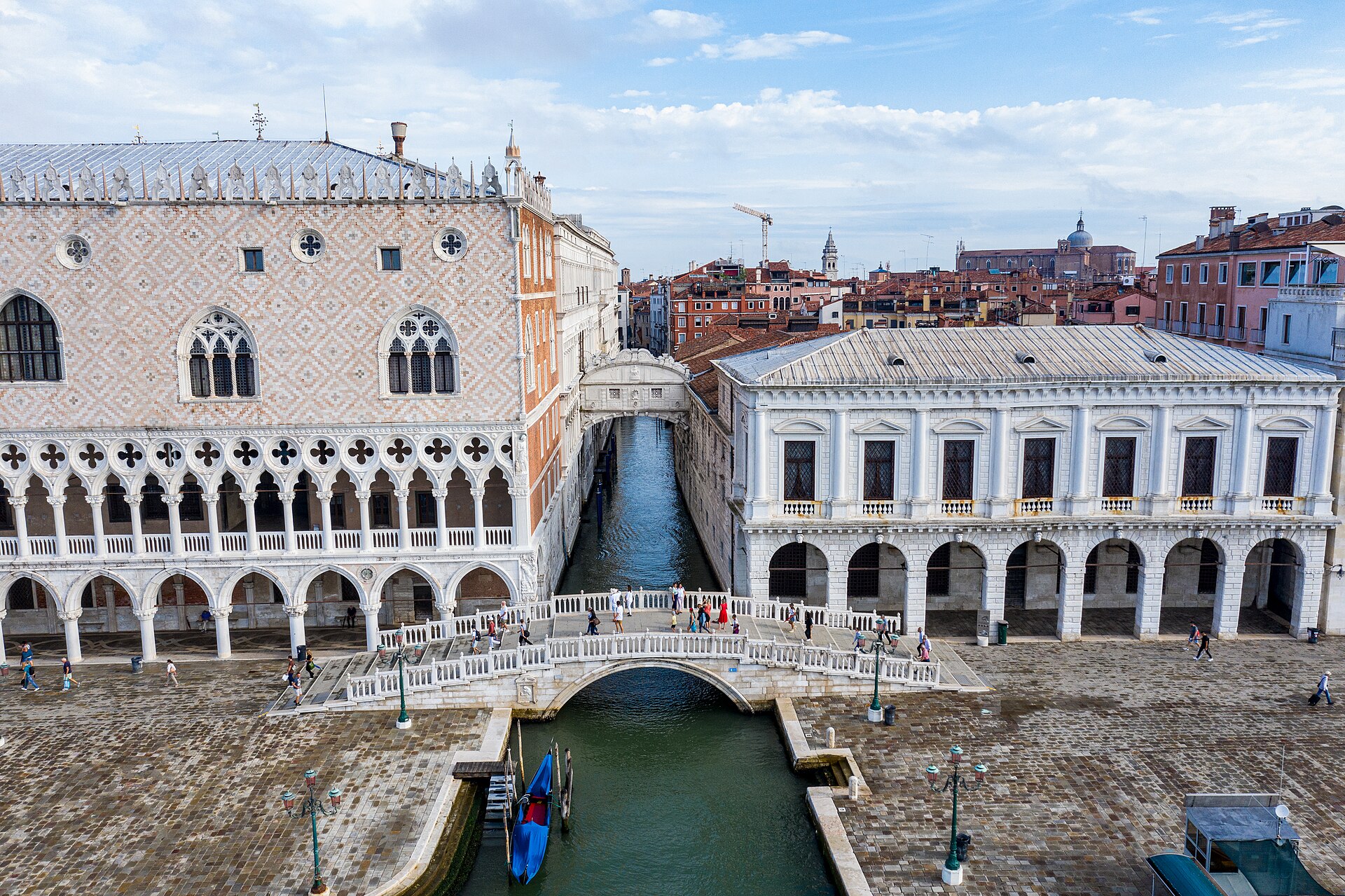 Rio di Palazzo with the Doge’s Palace at left, Bridge of Sighs at centre and New Prisons at right.