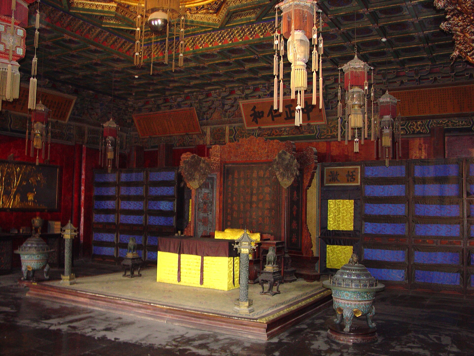 Decorated Yangxin Hall room with a furnished work area, hanging lanterns, painted ceiling and partition screens.