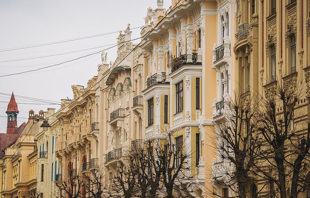 A long row of multistorey façades combines projecting bays, relief sculpture and varied window patterns.