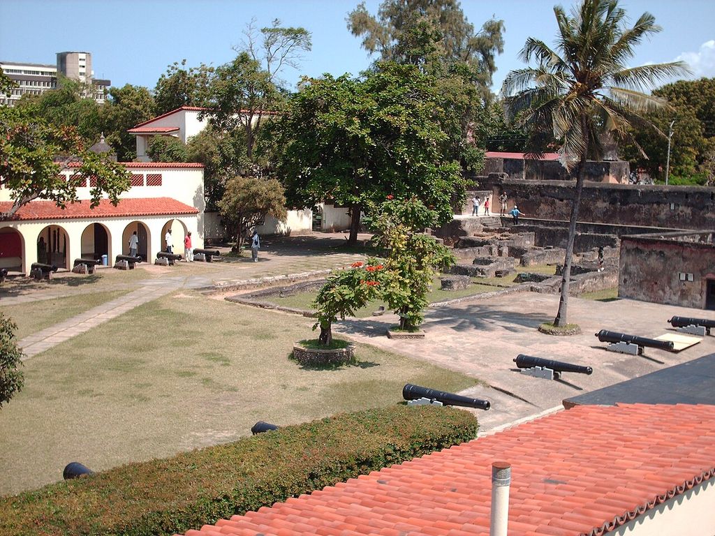 Masonry walls, roofed arcades, open ground and displayed cannon occupy the fort’s interior.