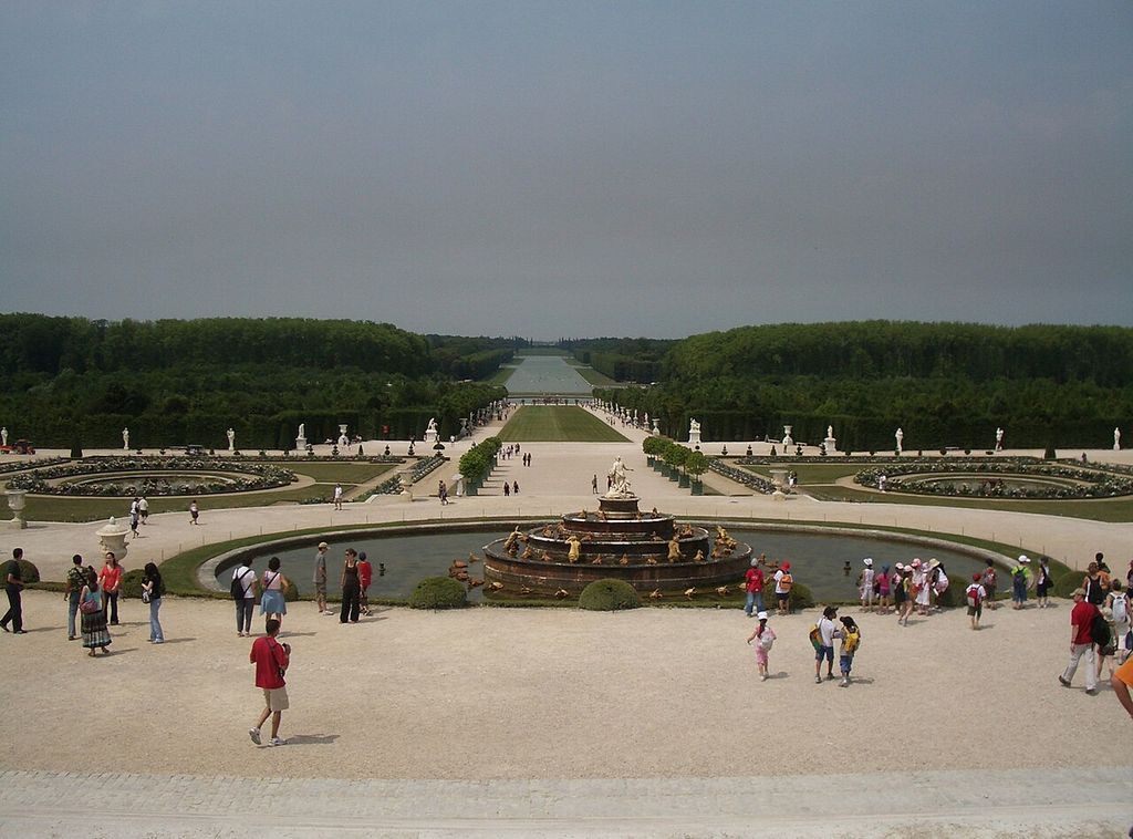 The Château de Versailles (or in English, the Palace of Versailles ) is a royal château located in Versailles , 15 km from Paris