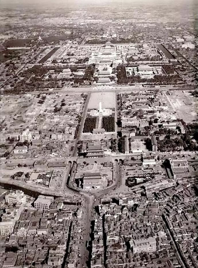 北京市中心航拍图。注意图中的中华门仍在,人民英雄纪念碑已经建成,广场两侧人民大会堂和中国历史博物馆(今中国国家博物馆)尚未动工。人民英雄纪念碑于1958年年中揭幕;中华门拆除于1959年;人民大会堂和博物馆是1959年献礼建筑,当年兴工并竣工。证明此图拍摄时间约在1958年至1959年间。.