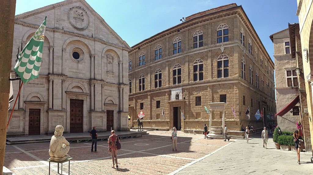 Piazza Pio II im Zentrum von Pienza (Toskana, Italien).