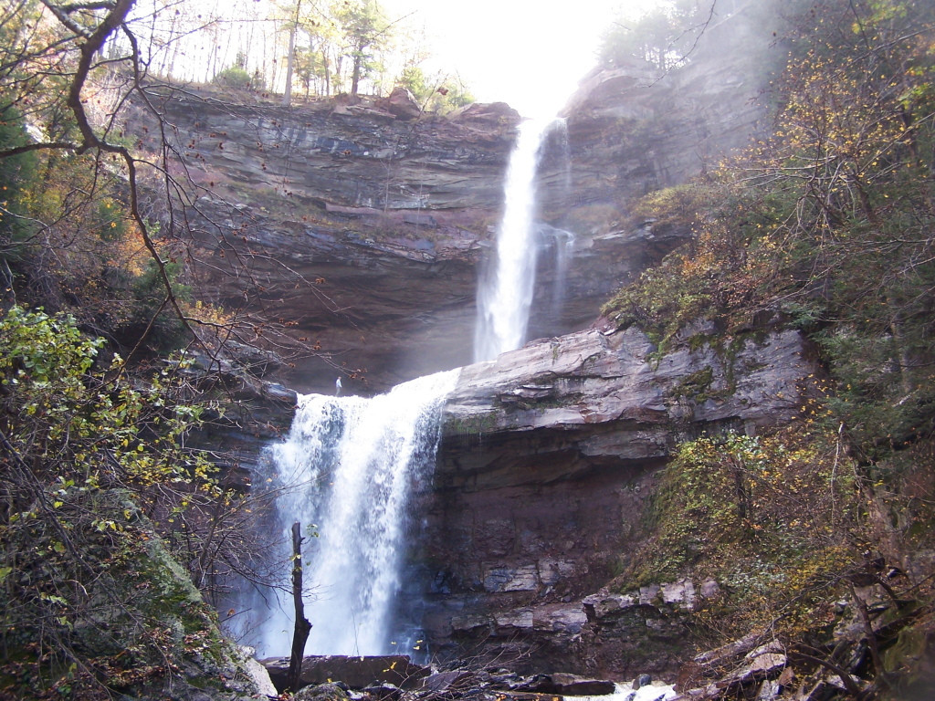 Andy Arthur, Kaaterskill Falls II, October 21, 2011. CC BY 2.0. A modern view of the region’s two-tier waterfall and rock strata; this photograph is not an exact source view for Kindred Spirits. Supplied appearance preserved; resized only.