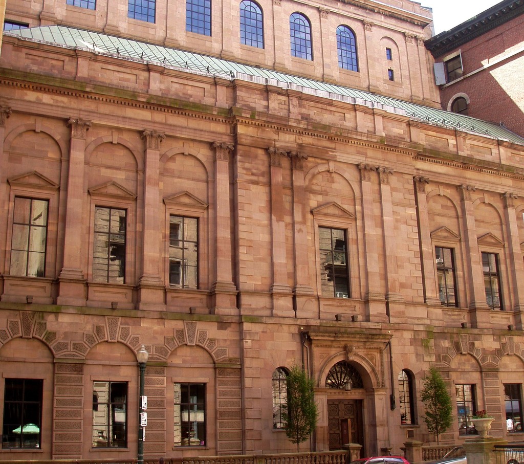 The Boston Athenaeum at 10½ Beacon Street, photographed by Daderot in July 2005. The building opened in 1849, after the painting’s 1829 arrival at the earlier Pearl Street premises. Via Wikimedia Commons, CC BY-SA 3.0; whole photograph, resized only.