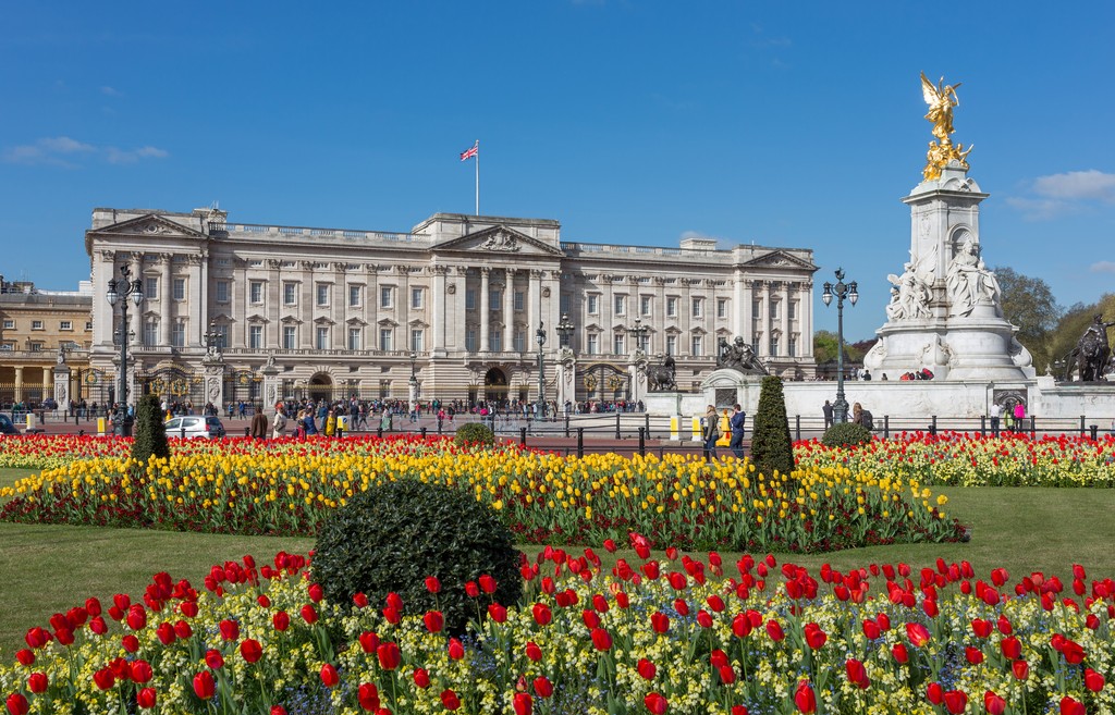 Buckingham Palace and the Victoria Memorial, 15 April 2014. Photo by DAVID ILIFF, via Wikimedia Commons, CC BY-SA 3.0 (https://creativecommons.org/licenses/by-sa/3.0/). Whole photograph, resized only; derivative under the same licence. This modern exterior does not show West’s original display room.