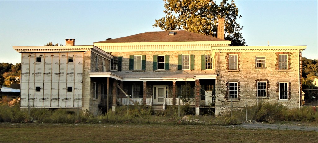 Guy Park Manor, Amsterdam, New York, photographed 23 September 2020. Johnson’s documented residence; this modern view does not establish where the portrait hung. Photograph: Beyond My Ken / Wikimedia Commons, CC BY-SA 4.0. Published photographer crop retained; resized only.