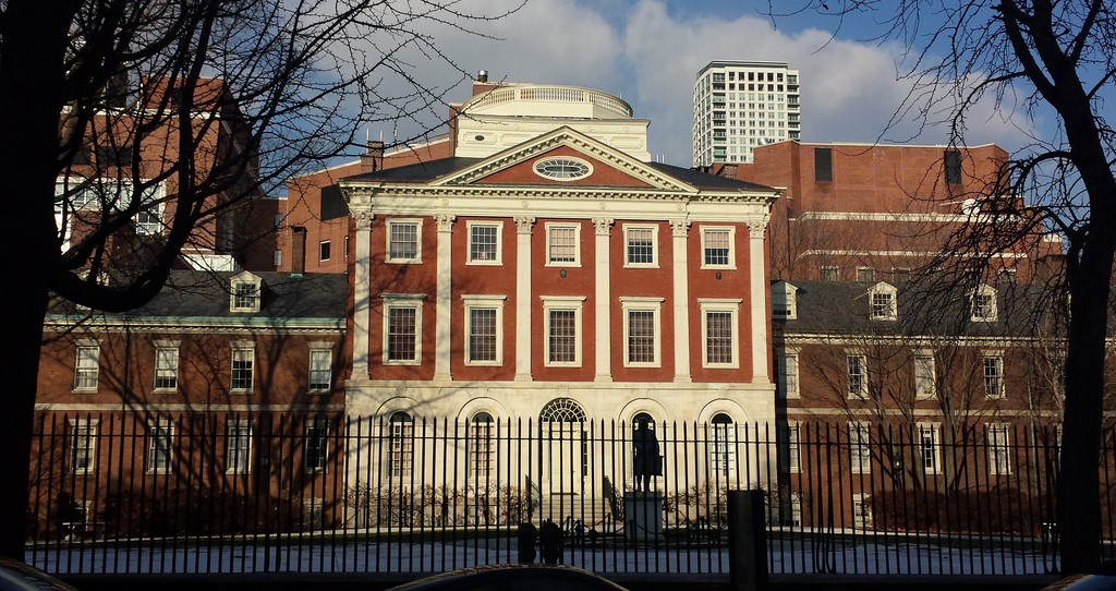 Pennsylvania Hospital’s Pine Street exterior, photographed by Rytyho usa on 18 December 2013. This modern hospital view is distinct from the former Spruce Street picture house. Via Wikimedia Commons, CC BY-SA 3.0; whole supplied photograph, resized only.