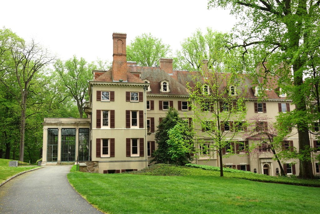 Winterthur Museum exterior in New Castle County, Delaware, photographed by Daderot on 8 May 2013. Via Wikimedia Commons, CC0 1.0; whole supplied photograph, resized only. Modern collection context, not a treaty venue, an identified painting room or the museum in Winterthur, Switzerland.