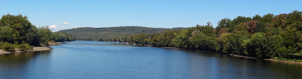 The Delaware River near the historic crossing area, looking north from Washington Crossing Bridge, 28 September 2013. Pennsylvania is on the left and New Jersey on the right. Photograph by Zeete, Wikimedia Commons, CC BY-SA 3.0. Resized only.