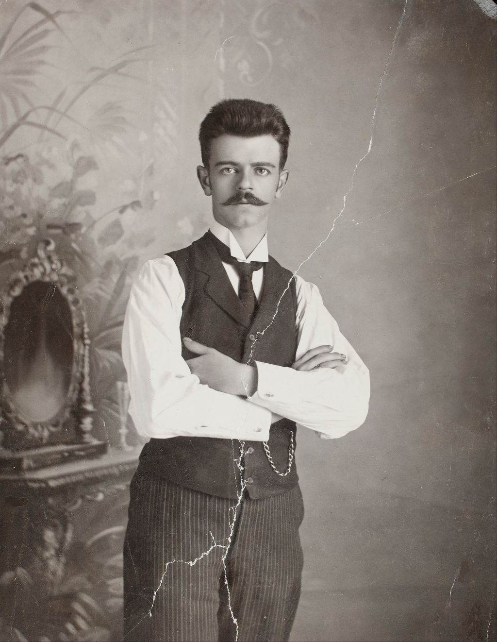 Black-and-white self-portrait of photographer Guillermo Kahlo around 1920.