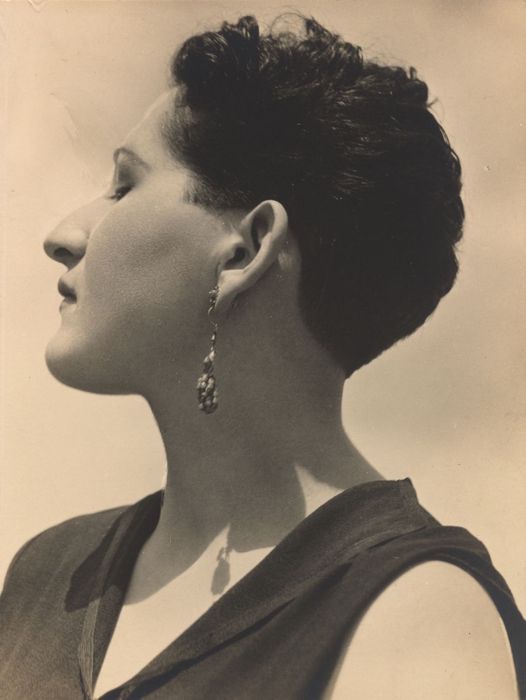 Portrait de profil en noir et blanc d’Anita Brenner portant une boucle d’oreille et regardant vers la gauche.