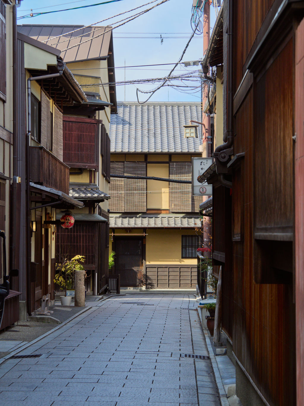 京都・祇園の町家が並ぶ道、2026年撮影。建物の歴史と現在の利用が重なる街路。