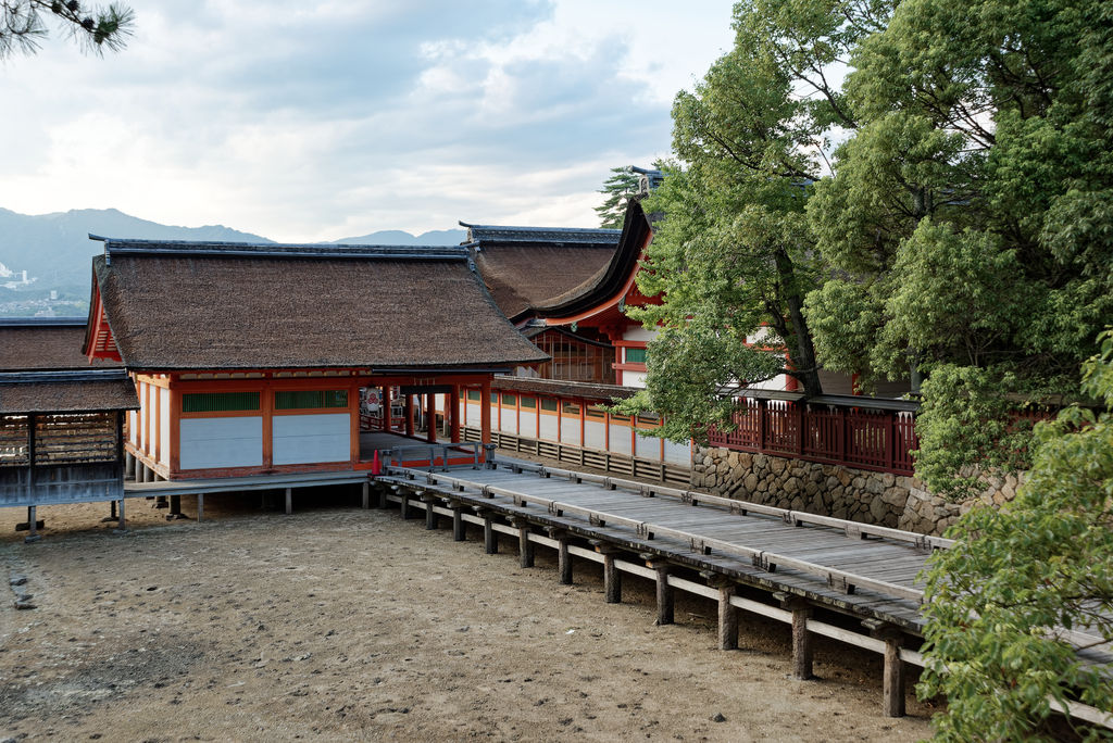 厳島神社の社殿と回廊、2024年撮影。海面と動線を合わせて見る。