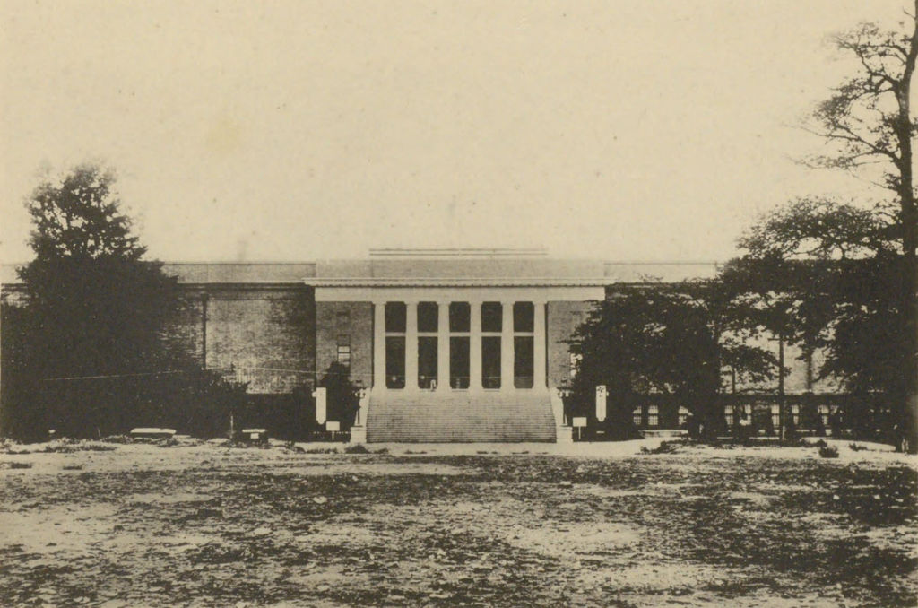 岡田信一郎設計の東京府美術館旧館。1936年刊の建築写真集に収録された写真で、旧館は1977年に取り壊された。