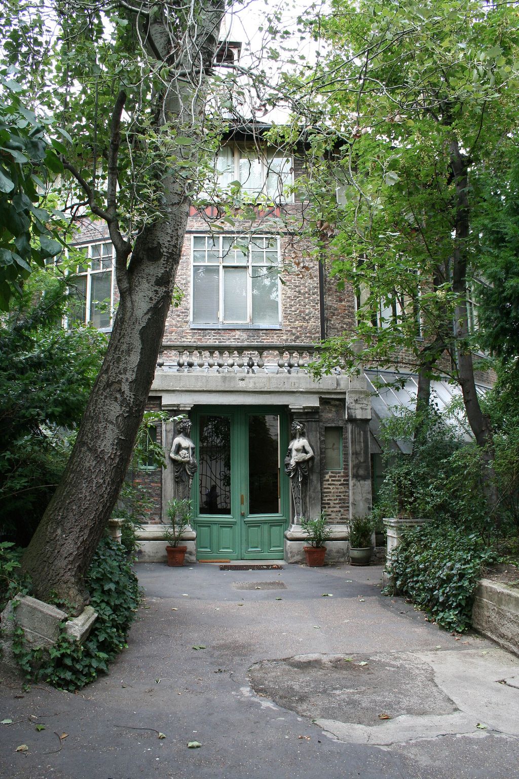 View of entrance to la ruche artists’ residence in montparnasse.