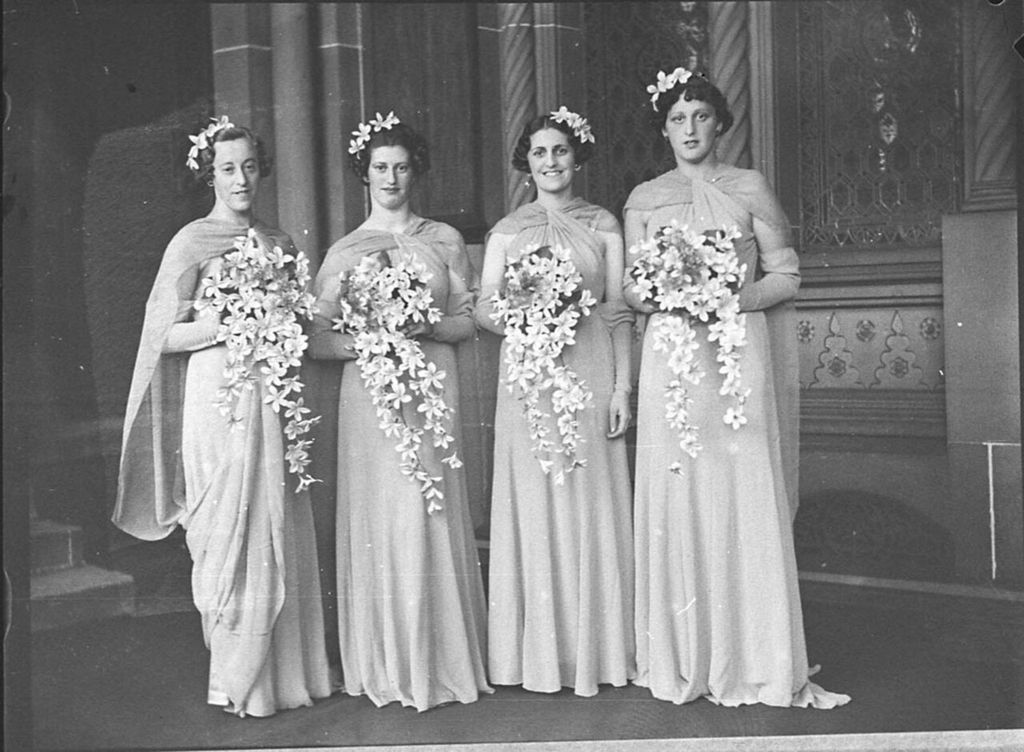 Contextual image of jewish wedding at a synagogue.