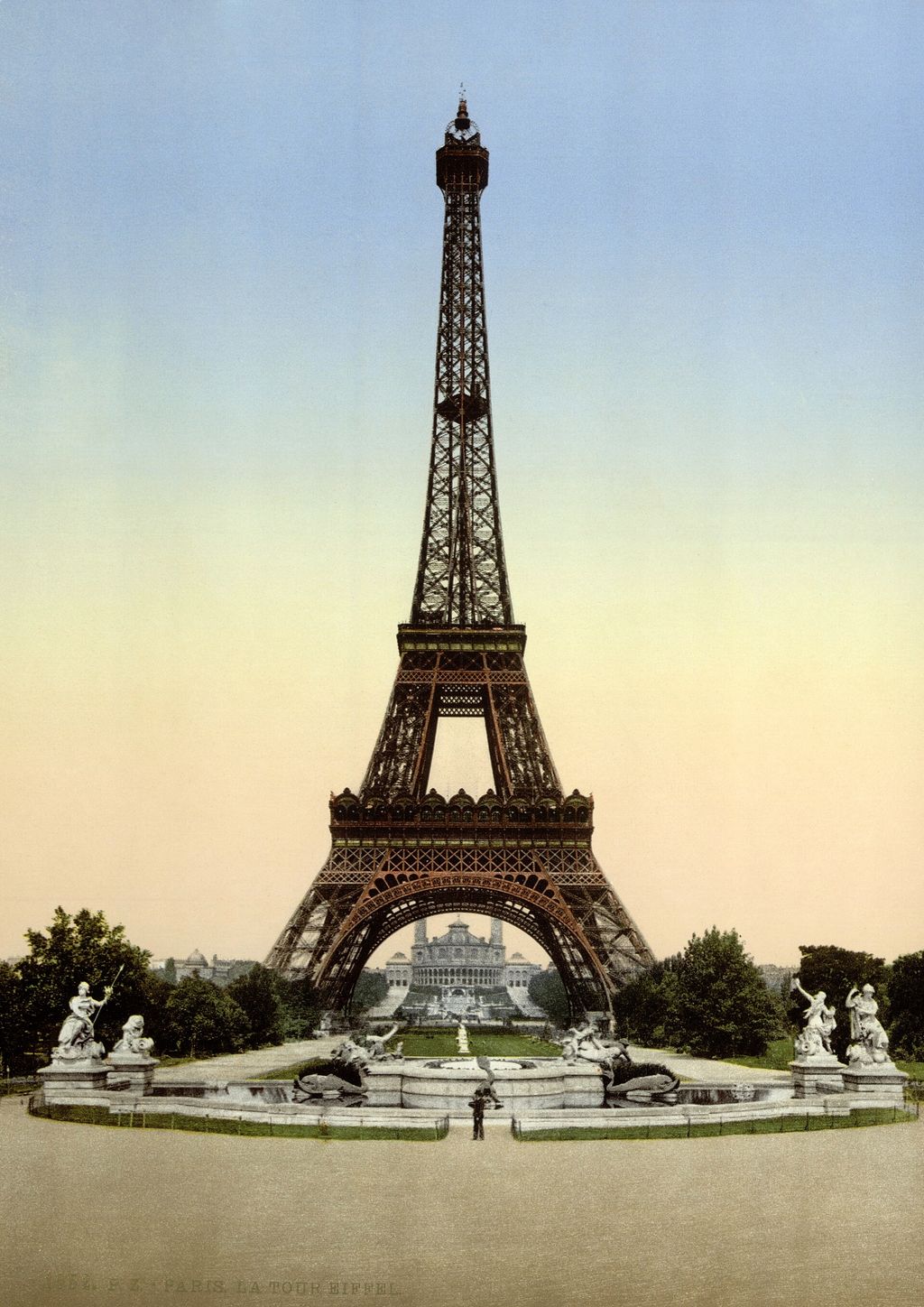 Contextual image of eiffel tower and trocadéro during the 1900 paris exposition.