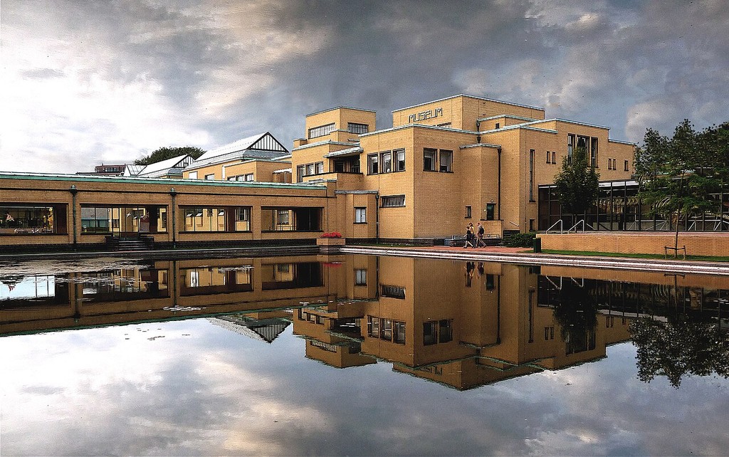 The brick Kunstmuseum Den Haag building reflected in water in 2008.