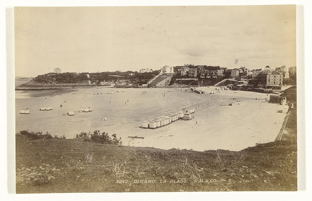 Beach and seafront at Dinard in a photograph dated 1870–1900, before Picasso's 1922 visit.