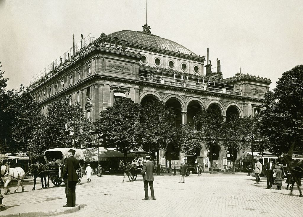 Théâtre du Châtelet in Paris in 1917, a contextual photograph, not Olga’s portrait.