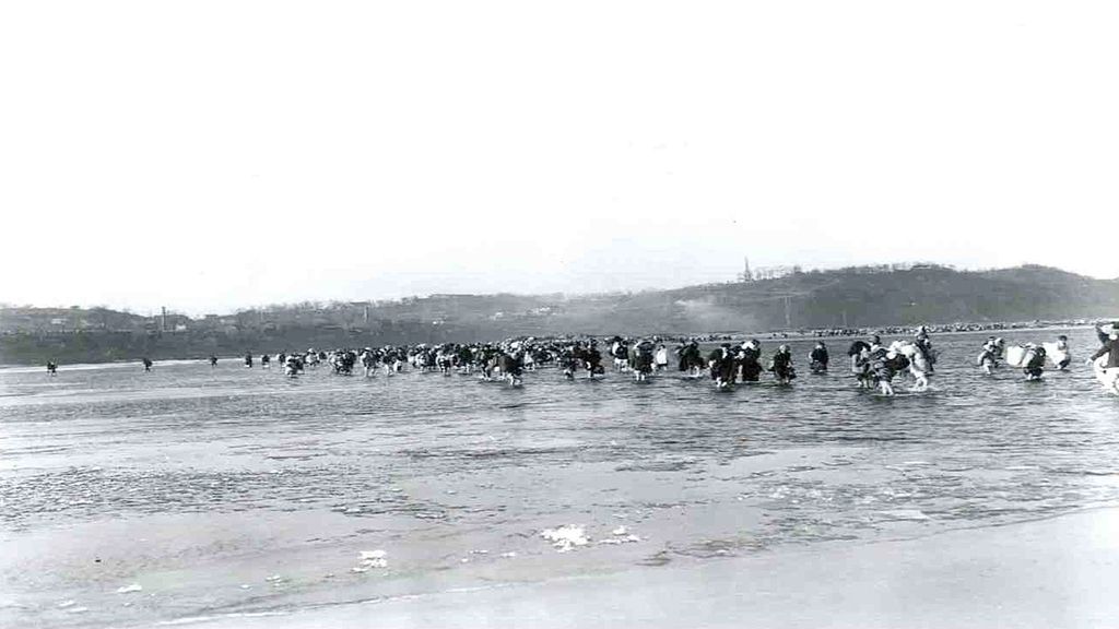 Korean War refugees crossing the Taedong River in December 1950, a photograph of the war’s civilian displacement.