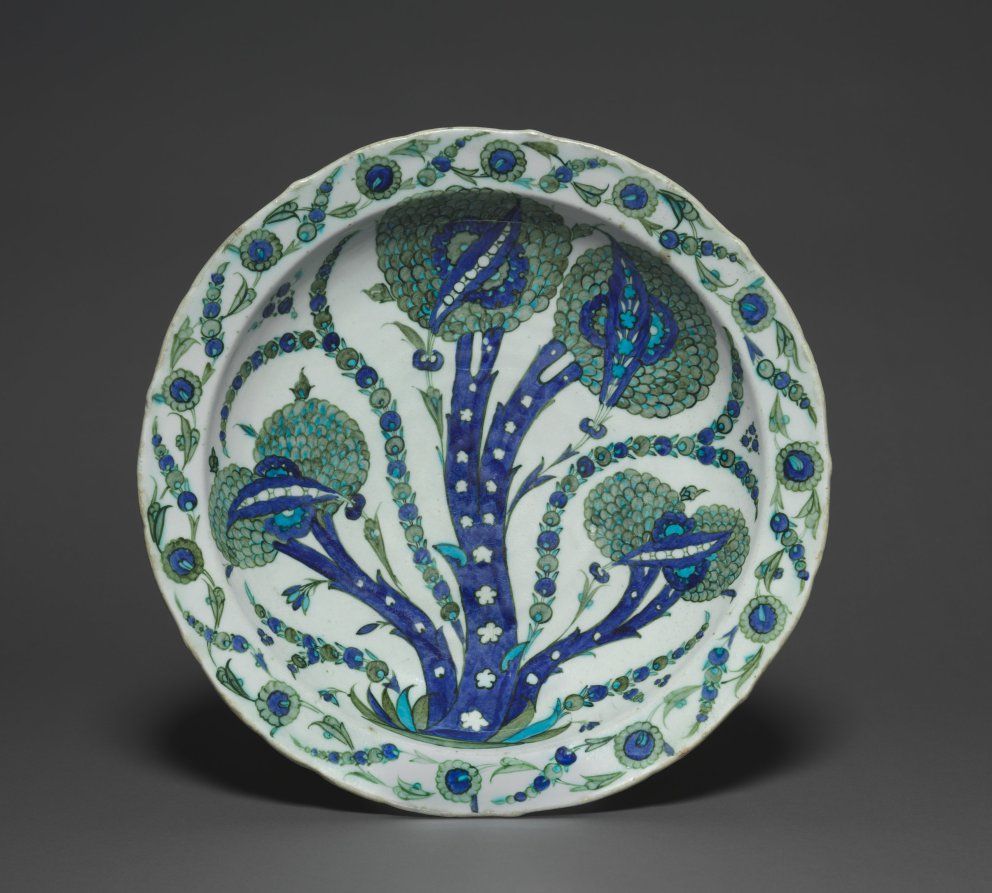 The complete round Ottoman dish carries turquoise-blue, green and dark outlines over a pale ground.